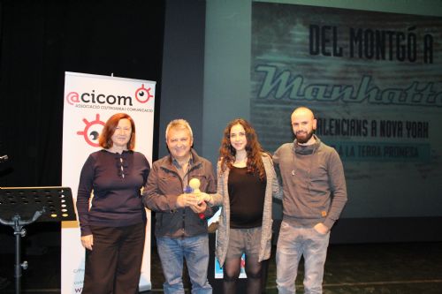 D'esquerra a dreta, la realitzadora Giovanna Ribes i l'equip d'InfoTV autor del treball, amb Juli Esteve, Esther Albert i Antoni Arnau.