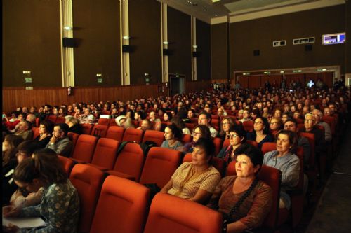 El pati de butaques del cine municipal de Pego, ple durant la projecció del documental.